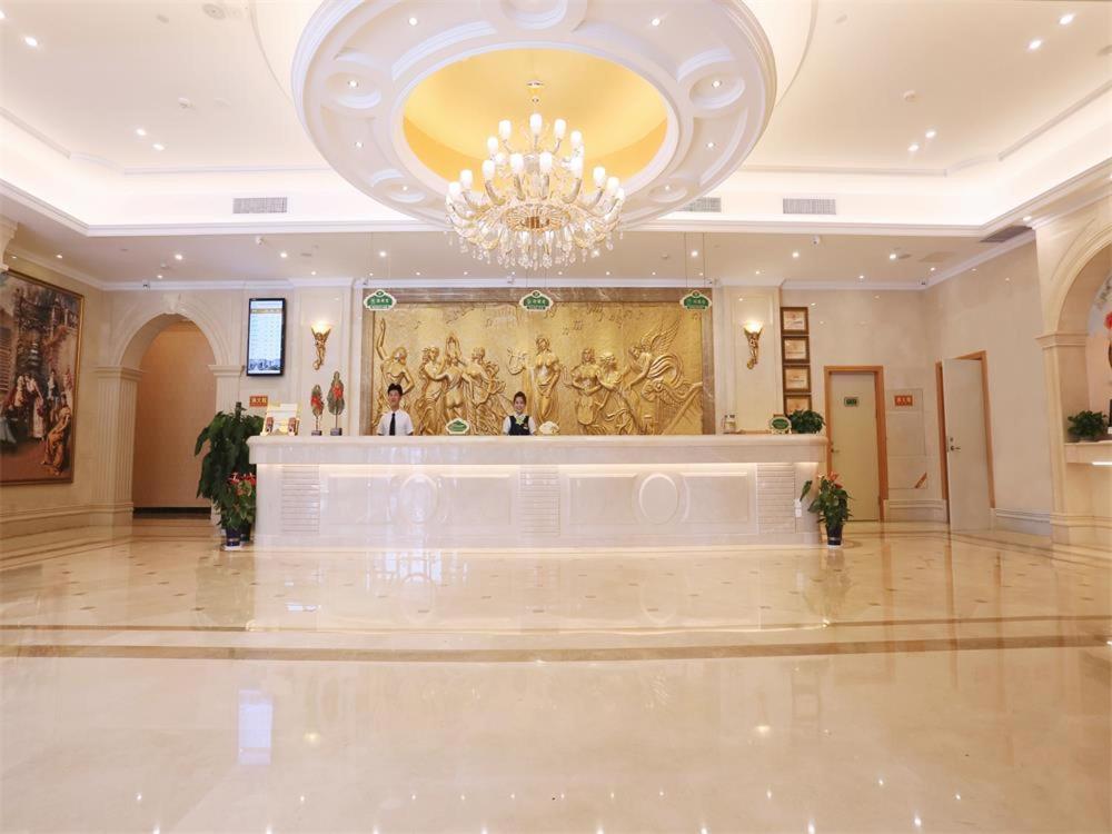 Vienna International Hotel Yantai Changjiang Road Xingyi Square Branch Екстериор снимка