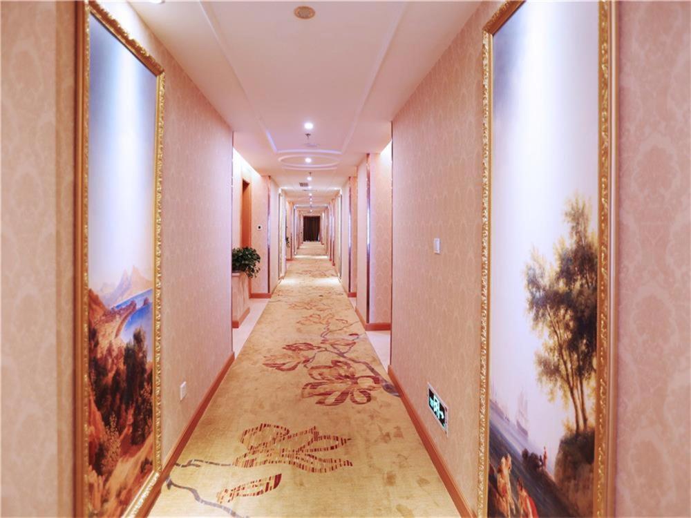 Vienna International Hotel Yantai Changjiang Road Xingyi Square Branch Екстериор снимка