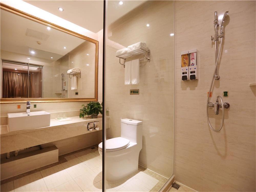 Vienna International Hotel Yantai Changjiang Road Xingyi Square Branch Екстериор снимка