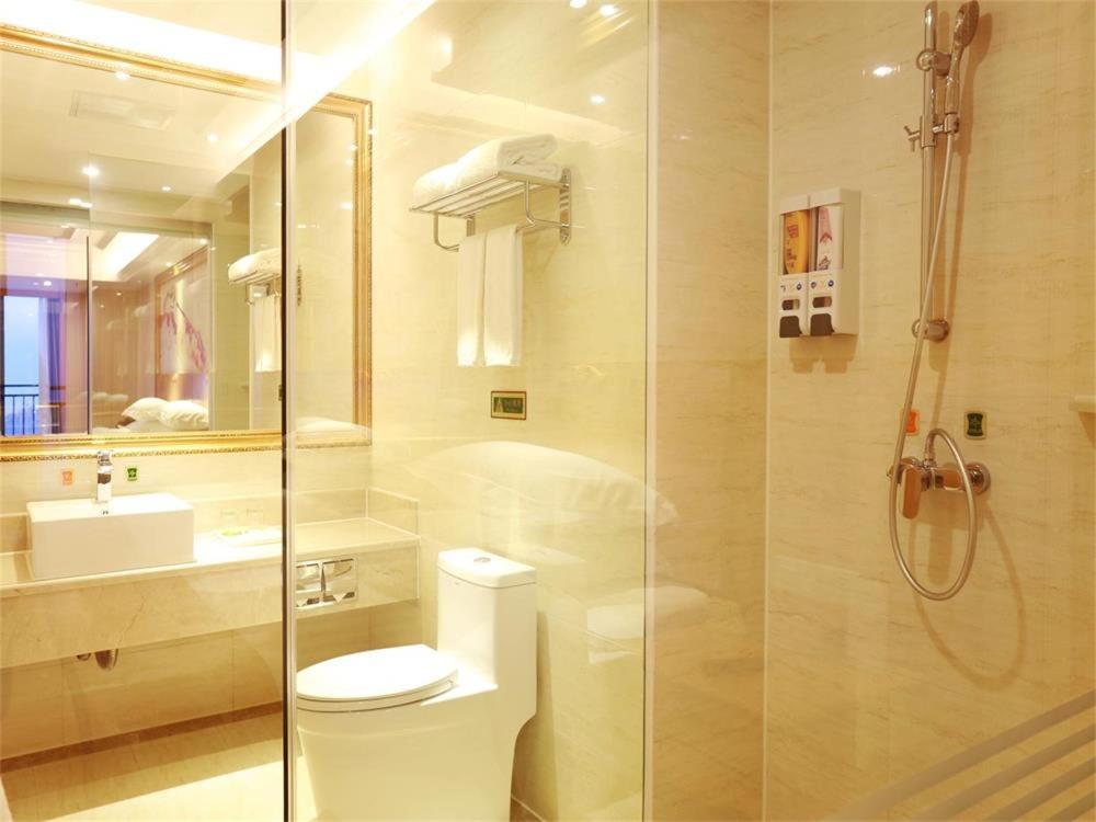 Vienna International Hotel Yantai Changjiang Road Xingyi Square Branch Екстериор снимка