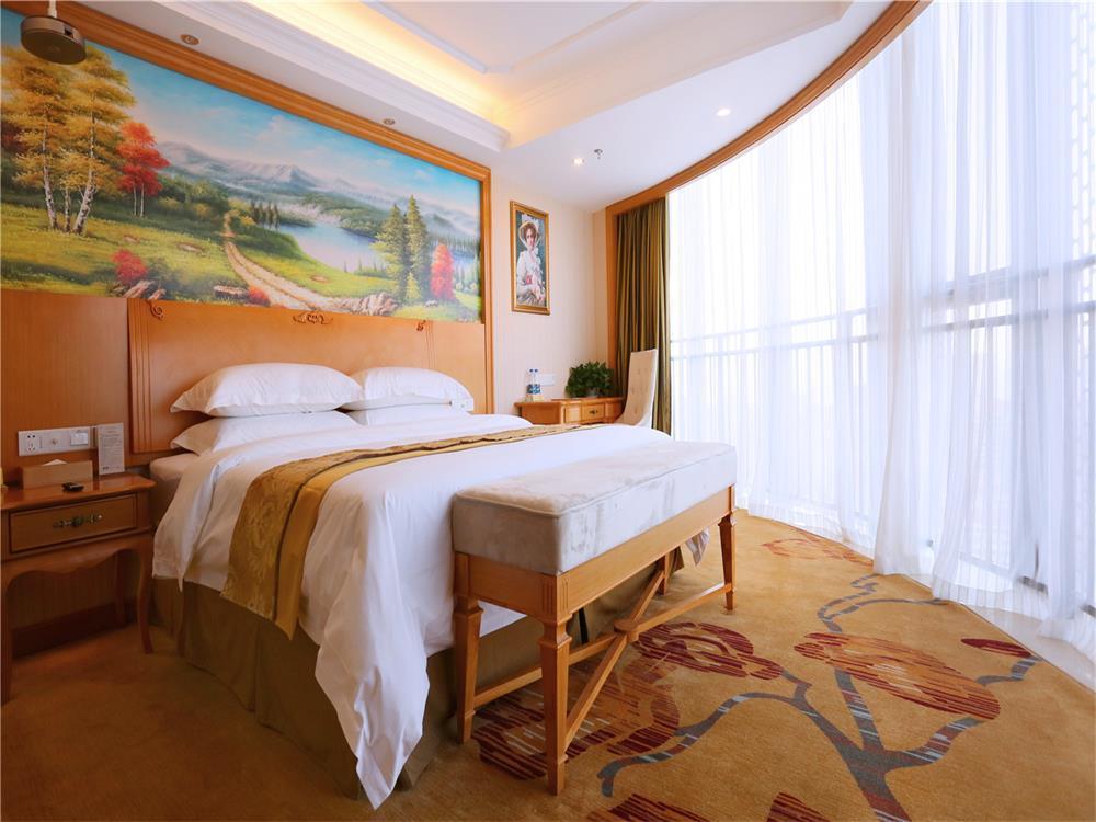 Vienna International Hotel Yantai Changjiang Road Xingyi Square Branch Екстериор снимка