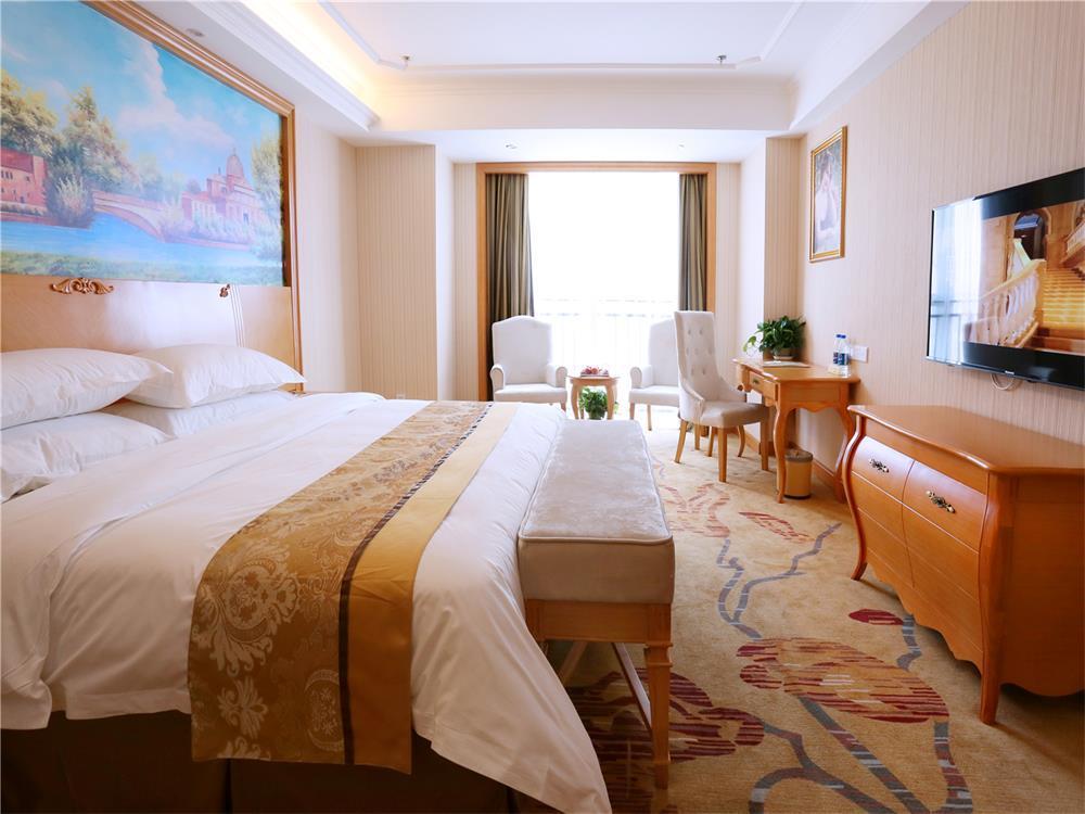Vienna International Hotel Yantai Changjiang Road Xingyi Square Branch Екстериор снимка