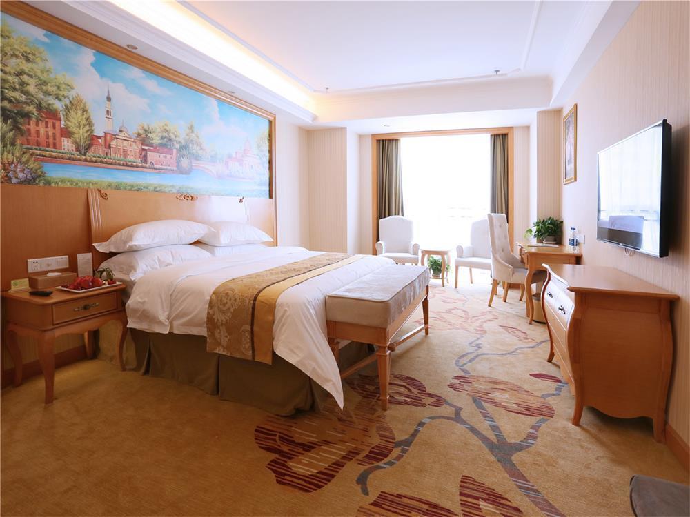 Vienna International Hotel Yantai Changjiang Road Xingyi Square Branch Екстериор снимка